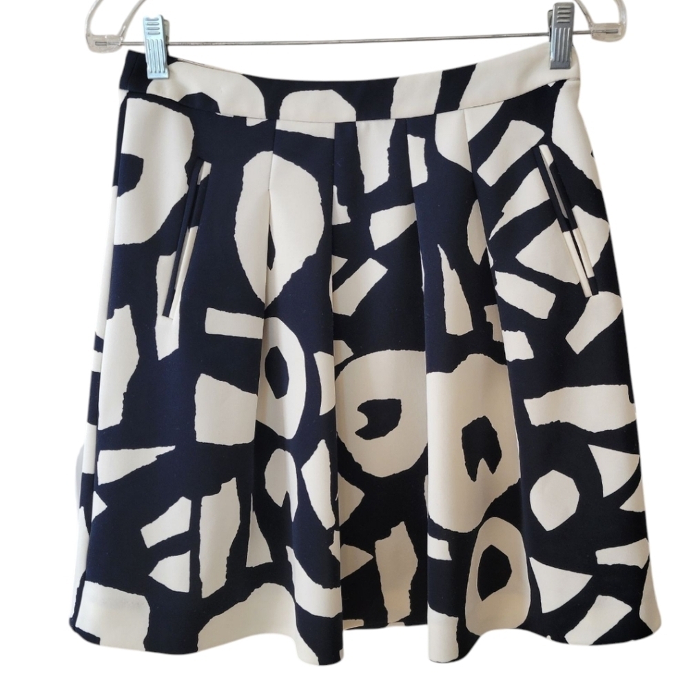 LOFT Black and White Graphic Print Pleated Skirt Size 4 Petite